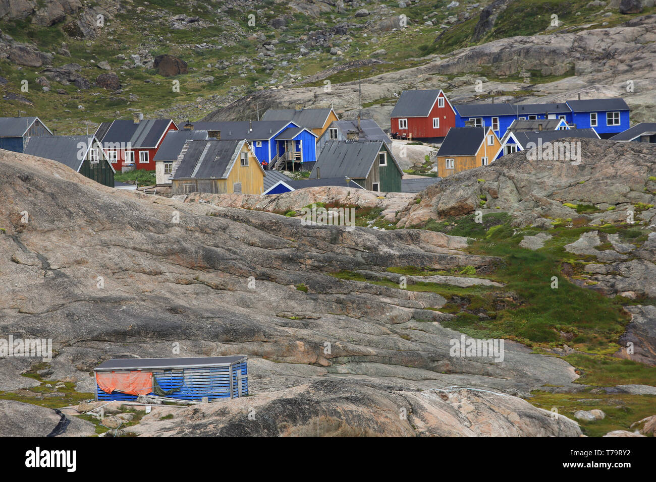 Aappilattoq è s piccolo insediamento costiero lungo le acque interne della Groenlandia meridionale. Foto Stock