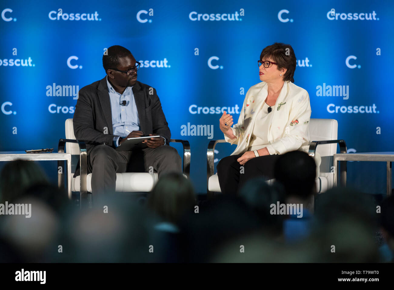 Seattle, Washington: Valerie Jarrett parla durante un fireside chat della sezione trasversale del Festival. New York Times columnist Jamelle Bouie moderato il disco Foto Stock