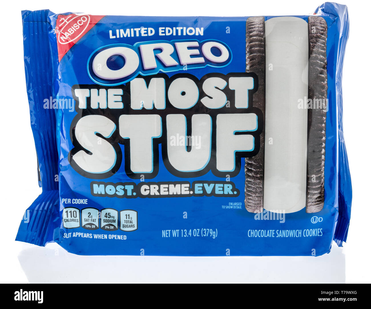 Winneconne, WI - 26 Aprile 2019: un pacchetto di Nabisco Oreo più stuf limited edition i cookie su un sfondo isolato Foto Stock
