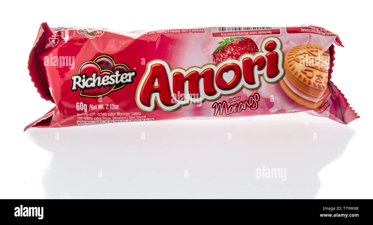 Winneconne, WI - 28 Aprile 2019: un pacchetto di Richester amori cookie farcita con crema di fragole isolato su un background Foto Stock