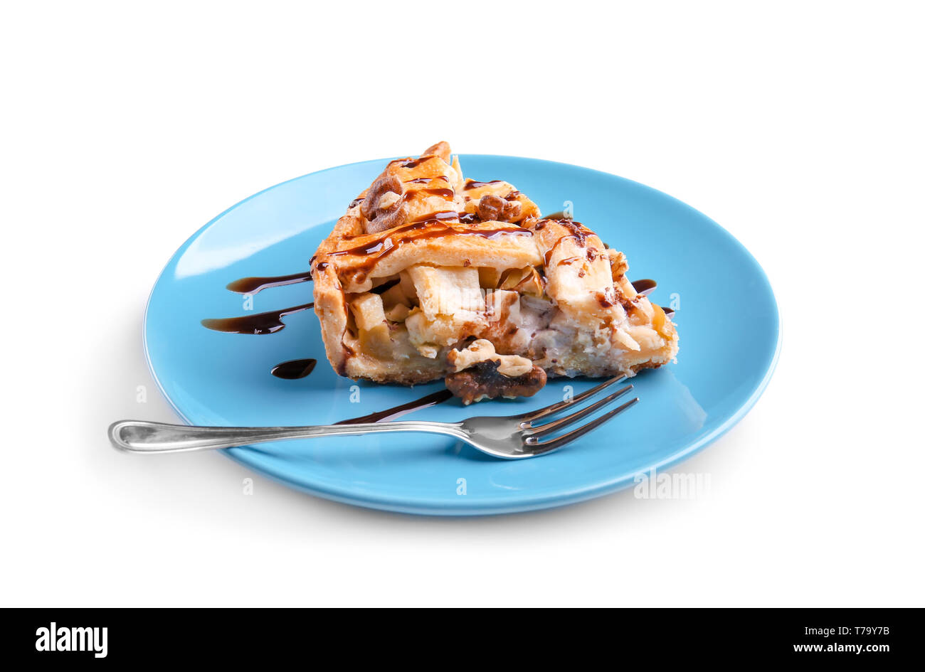 Piastra con il pezzo di una gustosa torta di mele su sfondo bianco Foto Stock