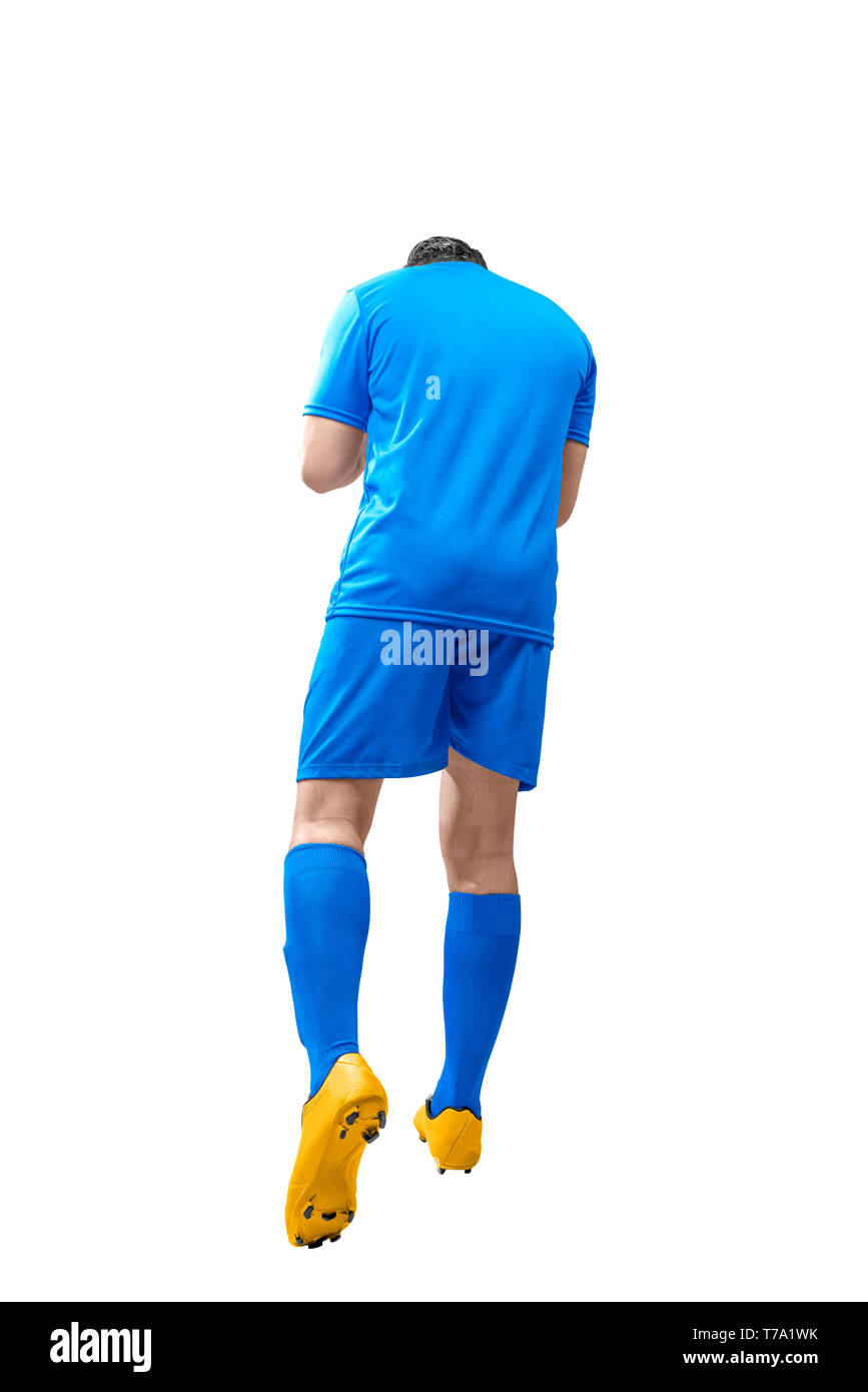 Vista posteriore di asian giocatore di football uomo festeggiare il suo obiettivo in piedi isolato su sfondo bianco Foto Stock