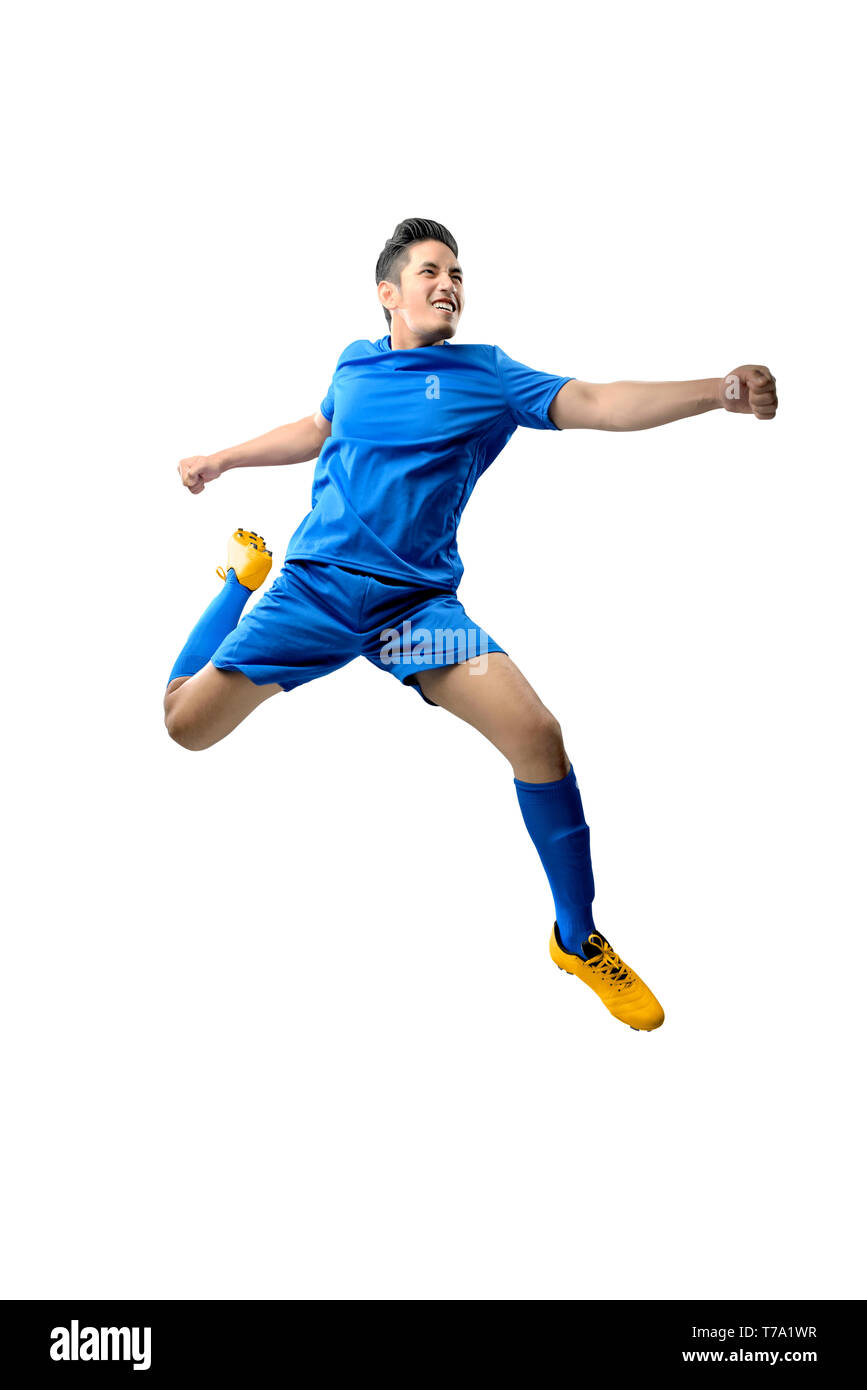 Ritratto di asian giocatore di football uomo in maglia blu con calci la posizione della sfera isolate su sfondo bianco Foto Stock