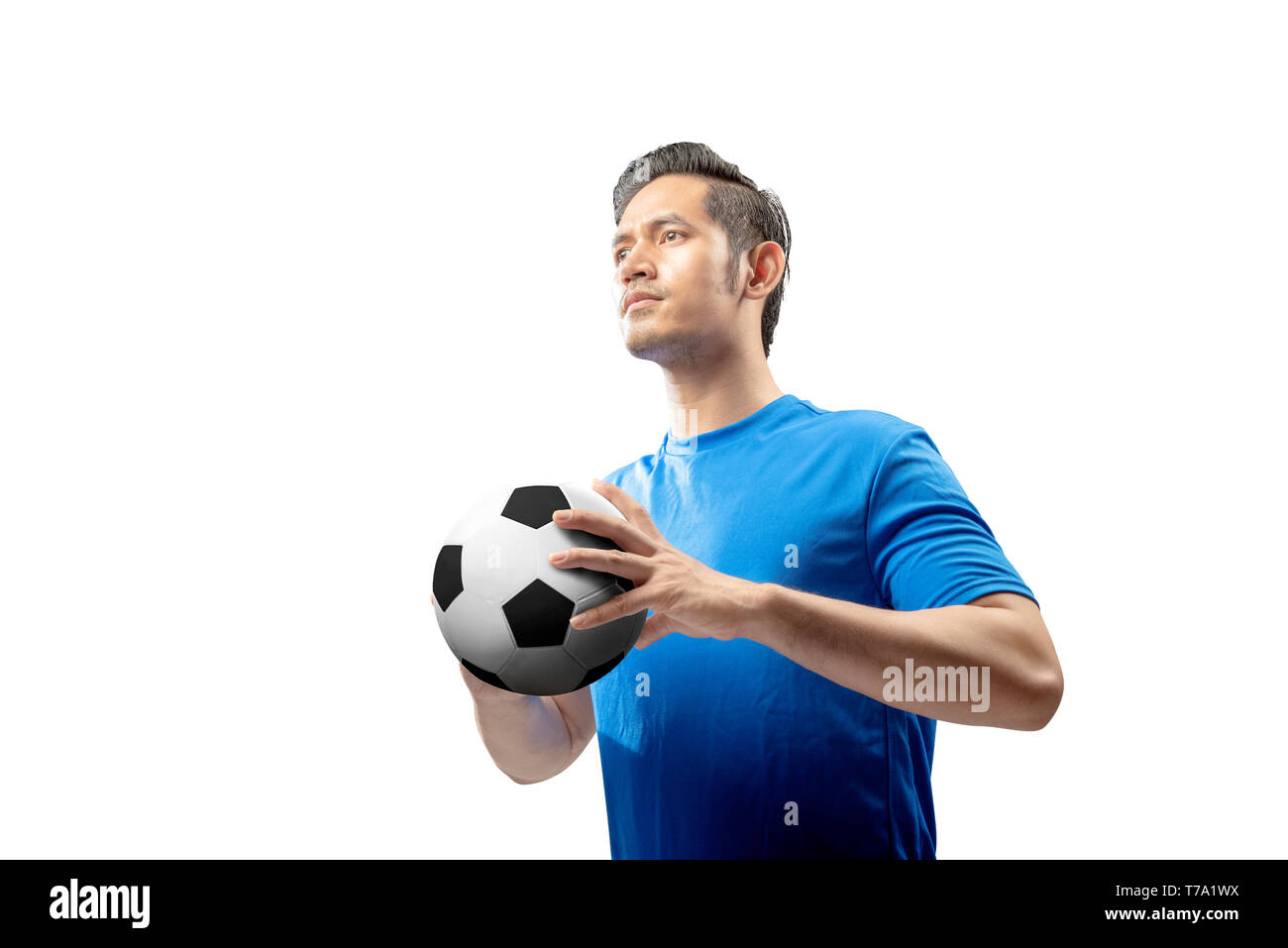 Ritratto di asian giocatore di football uomo in maglia blu tenendo la palla isolate su sfondo bianco Foto Stock