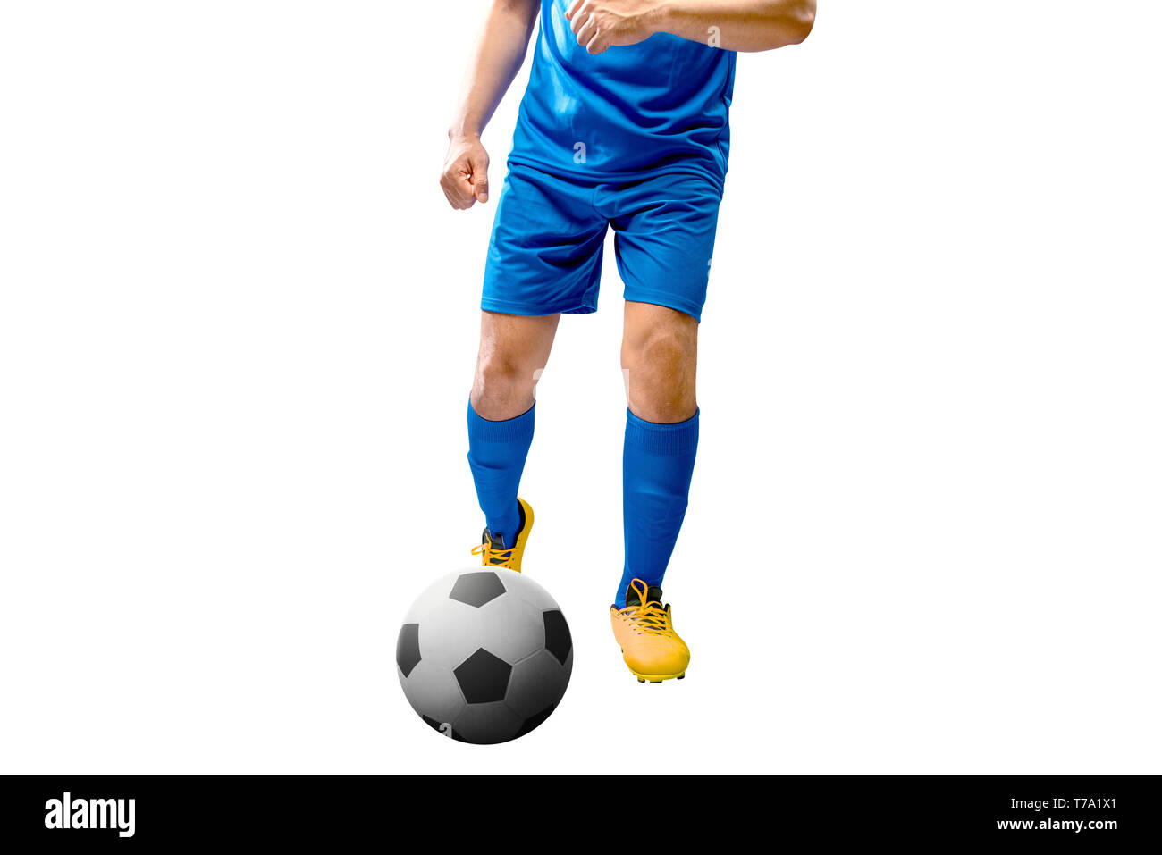 Giocatore di football uomo in maglia blu calciare il pallone in posa isolate su sfondo bianco Foto Stock