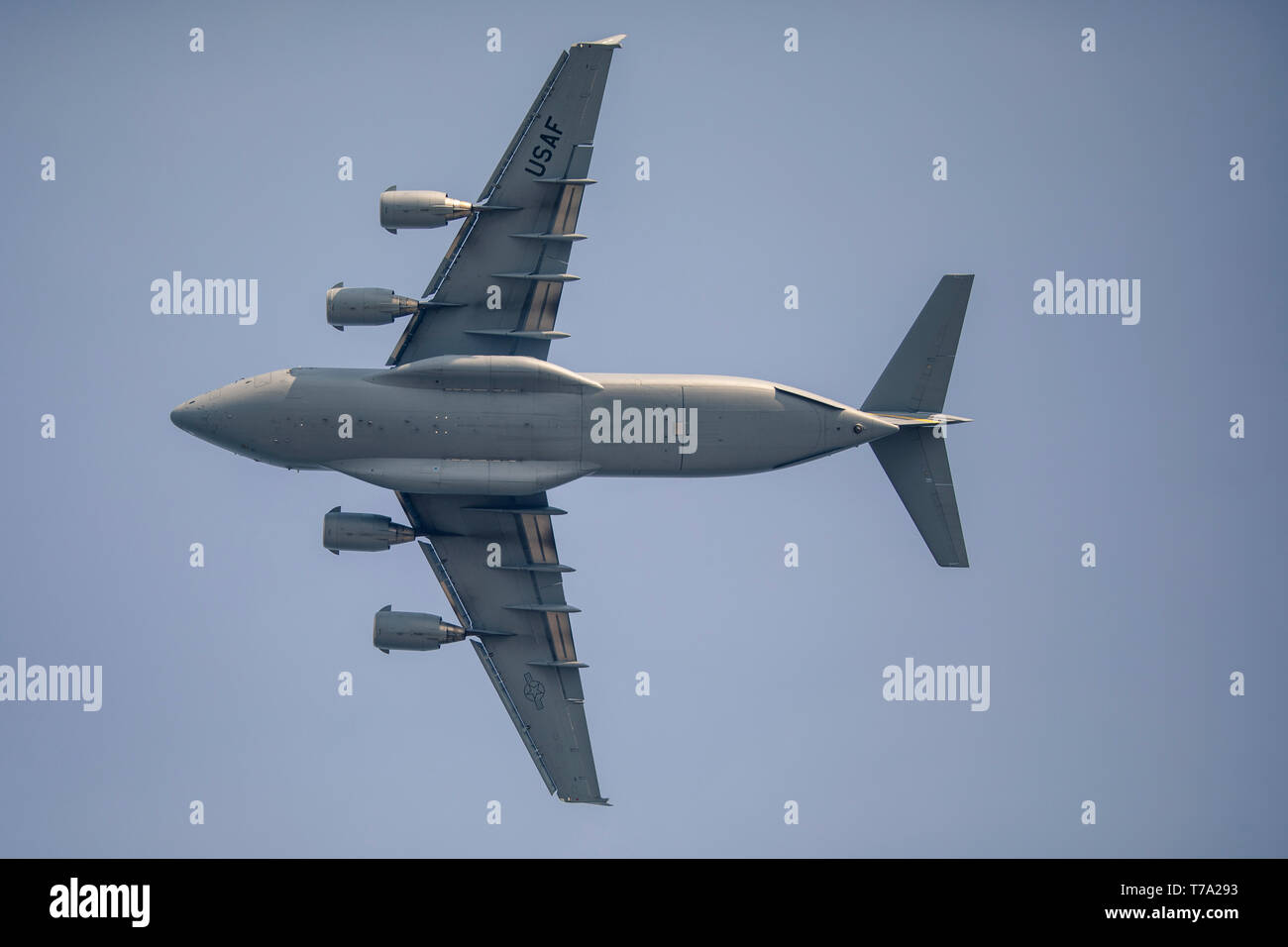 Un Pacific Air Forces C-17 Globemaster III conduce dimostrazioni di volo durante la xliii Giappone marittimo Forza di Autodifesa - Marine Corps Air Station Iwakuni amicizia Day Air Show a MCAS Iwakuni, Giappone, 5 maggio 2019. Dal 1973, MCAS Iwakuni ha tenuto un solo giorno air show progettato per favorire relazioni positive e offrire un'esperienza emozionante che visualizza il supporto comune tra Stati Uniti e Giappone. L'air show compresi vari americano e giapponese, visualizzazione statica di aeromobili, esibizioni aeree, cibo e intrattenimento. (U.S. Marine Corps foto di Sgt. Akeel Austin) Foto Stock