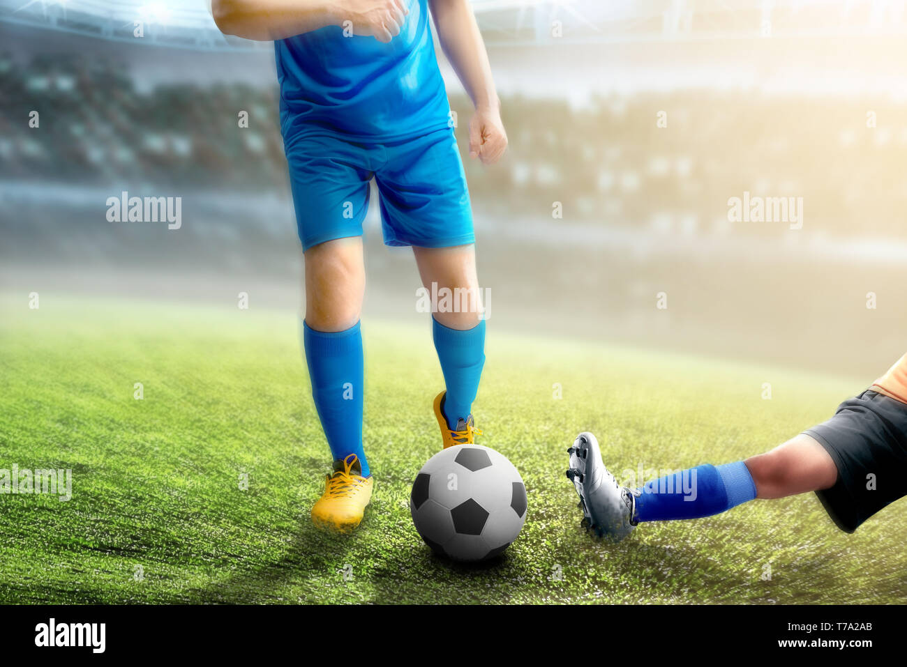 Giocatore di football donna affrontare la sfera dal suo avversario sul campo di calcio a Stadium Foto Stock