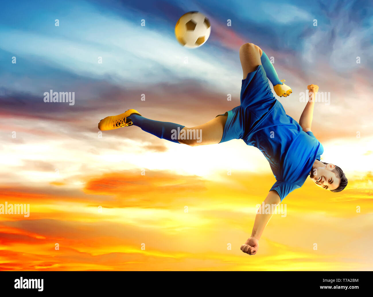 Asian giocatore di football uomo a saltare e calciare la palla in aria con sfondo al tramonto Foto Stock