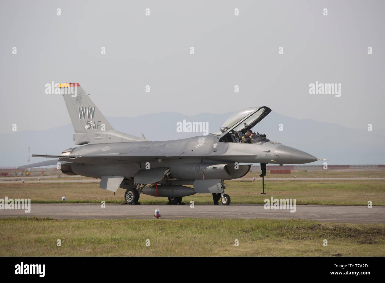 Un Pacific Air forze F-16 Fighting Falcon si prepara a condurre dimostrazioni di volo durante la xliii Giappone marittimo Forza di Autodifesa - Marine Corps Air Station Iwakuni amicizia Day Air Show a MCAS Iwakuni, Giappone, 5 maggio 2019. Dal 1973, MCAS Iwakuni ha tenuto un solo giorno air show progettato per favorire relazioni positive e offrire un'esperienza emozionante che visualizza il supporto comune tra Stati Uniti e Giappone. L'air show compresi vari americano e giapponese, visualizzazione statica di aeromobili, esibizioni aeree, cibo e intrattenimento. (U.S. Marine Corps photo by Lance Cpl. Harrison Rakhsha Foto Stock