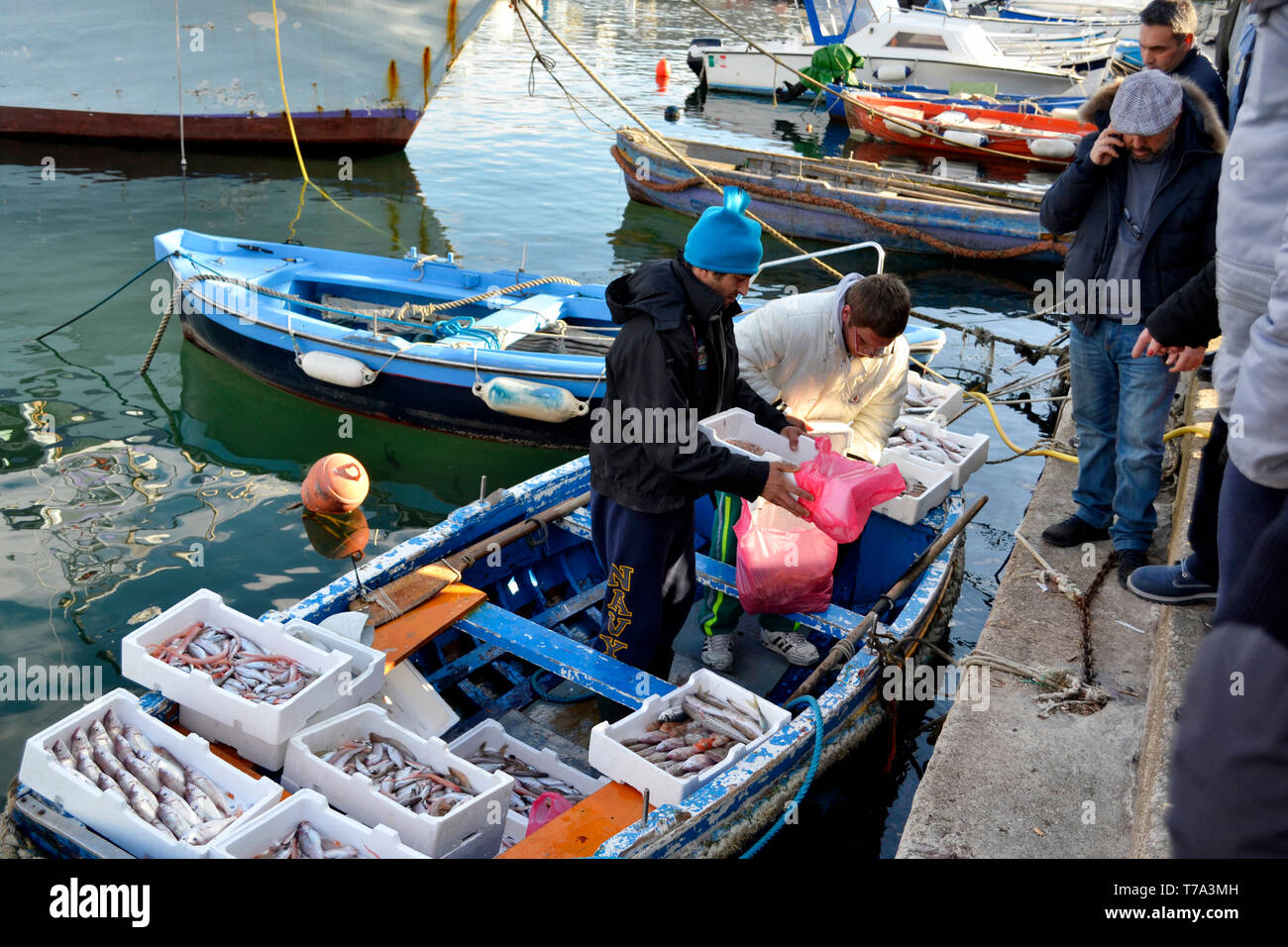 Pescatori locali che vendono pesce fresco dalla barca, Italia - industria della pesca Foto Stock