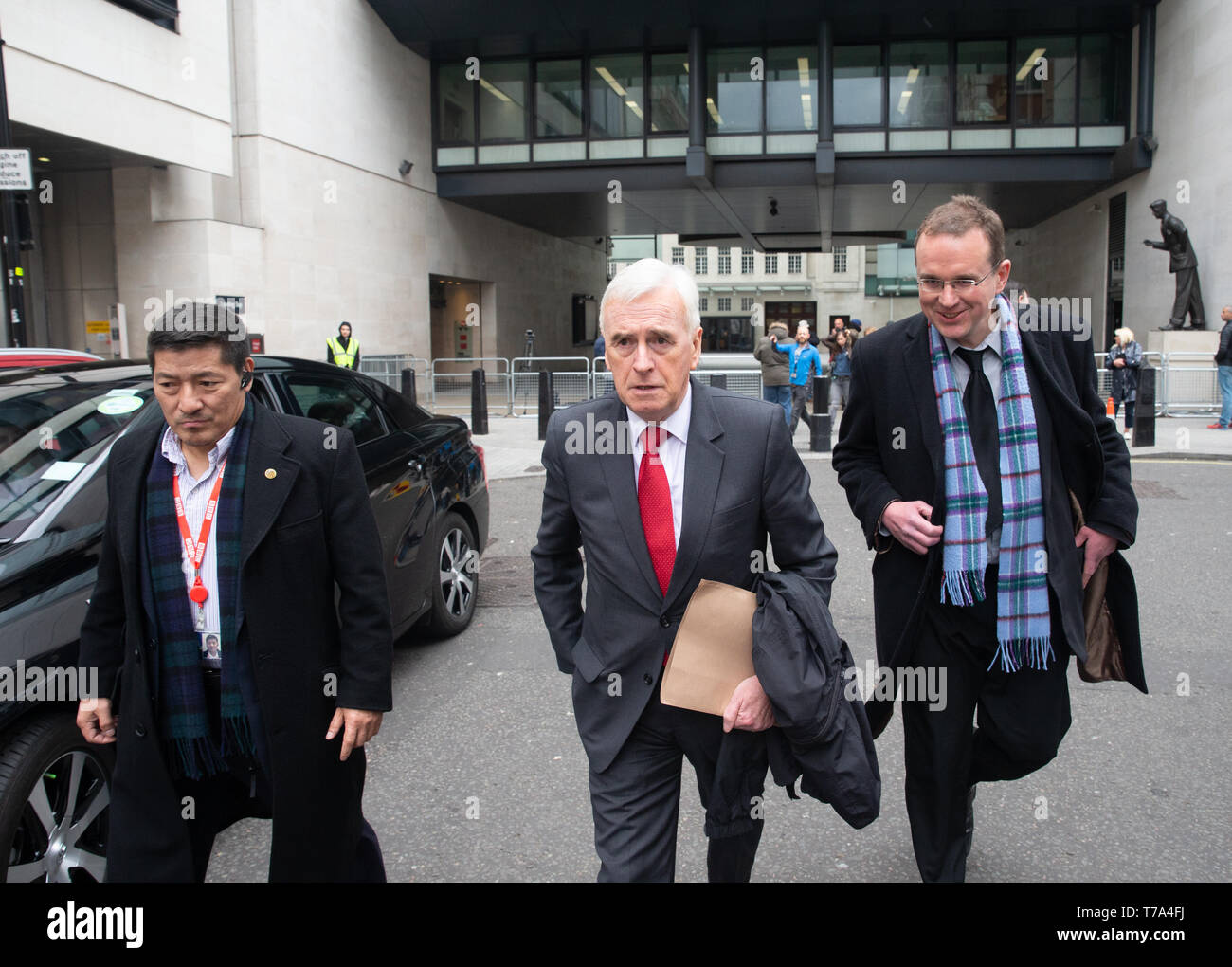 Cancelliere ombra, John McDonnell, lascia la BBC Studios dopo che compaiono su "L'Andrew Marr Show'. Foto Stock