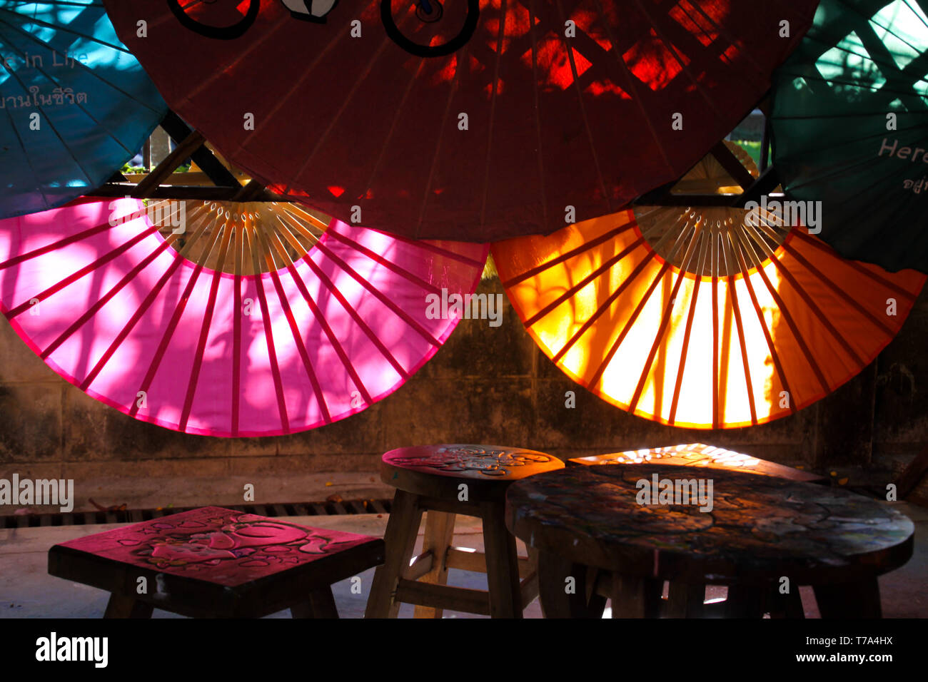 CHIANG MAI (Bo Sang), Tailandia - 15 dicembre. 2018: la fabbrica di fatto a mano bambù e carta ombrelloni Foto Stock CHIANG MAI (Bo Sang), Tailandia - 15 dicembre. 2018: la fabbrica di fatto a mano bambù e carta ombrelloni Foto Stock