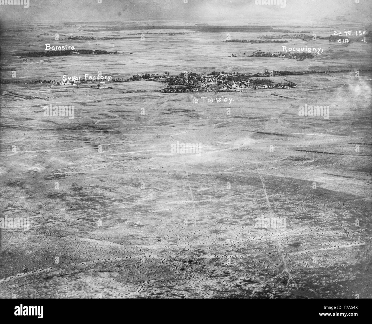 Un' antenna fotografia in bianco e nero scattate durante la Prima Guerra Mondiale, che mostra gli effetti dei bombardamenti da parte della British Royal Air Force su piccoli villaggi di Barastre Rocquigny e nel Nord della Francia. Foto Stock