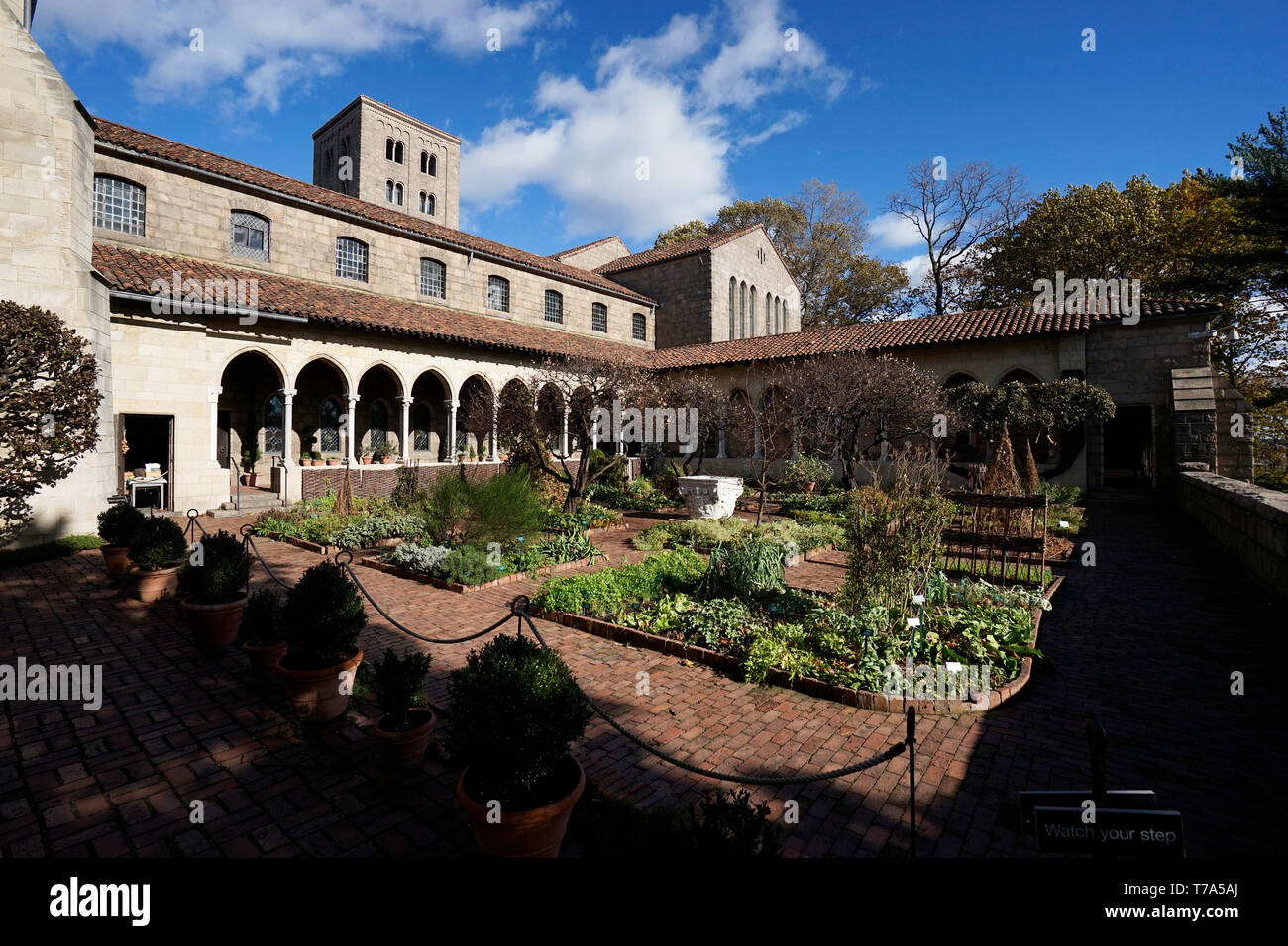 Bonnefont chiostri e giardino di erbe nel tem chiostri museum.Metropolitan Museum of Art.Manhattan.New York City.USA Foto Stock