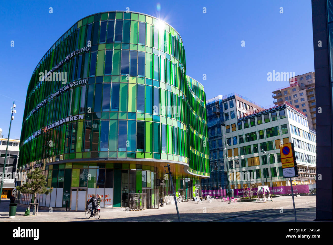 Street view e architettura moderna con il vaso in vetro a Malmo, Svezia Foto Stock