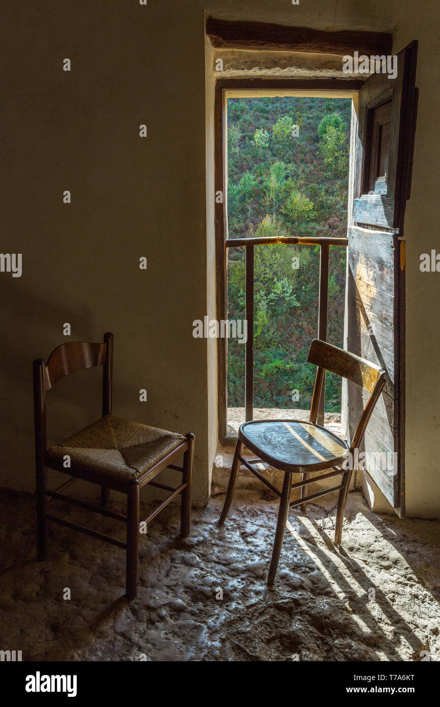 Due sedie vuote vicino al balcone. Abruzzo Foto Stock