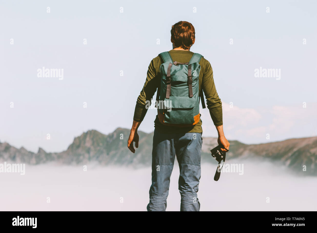 L'uomo Fotografo in viaggio in montagna avventura lifestyle leisure weekend trekking outdoor con zaino Foto Stock