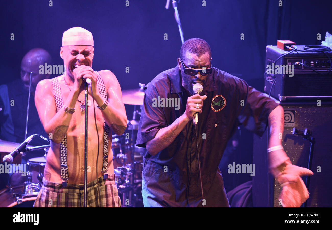 Fisbone membri originali Angelo Moore (sax e voce) e Walter Kibby (tromba e voce) Foto Stock