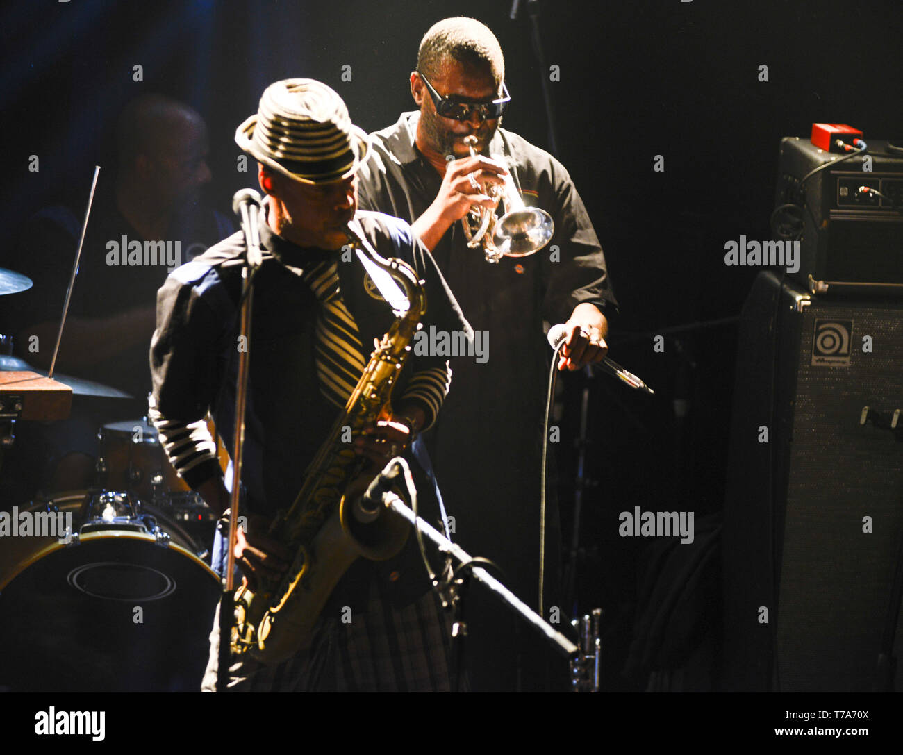 Fisbone membri originali Angelo Moore (sax e voce) e Walter Kibby (tromba e voce) Foto Stock