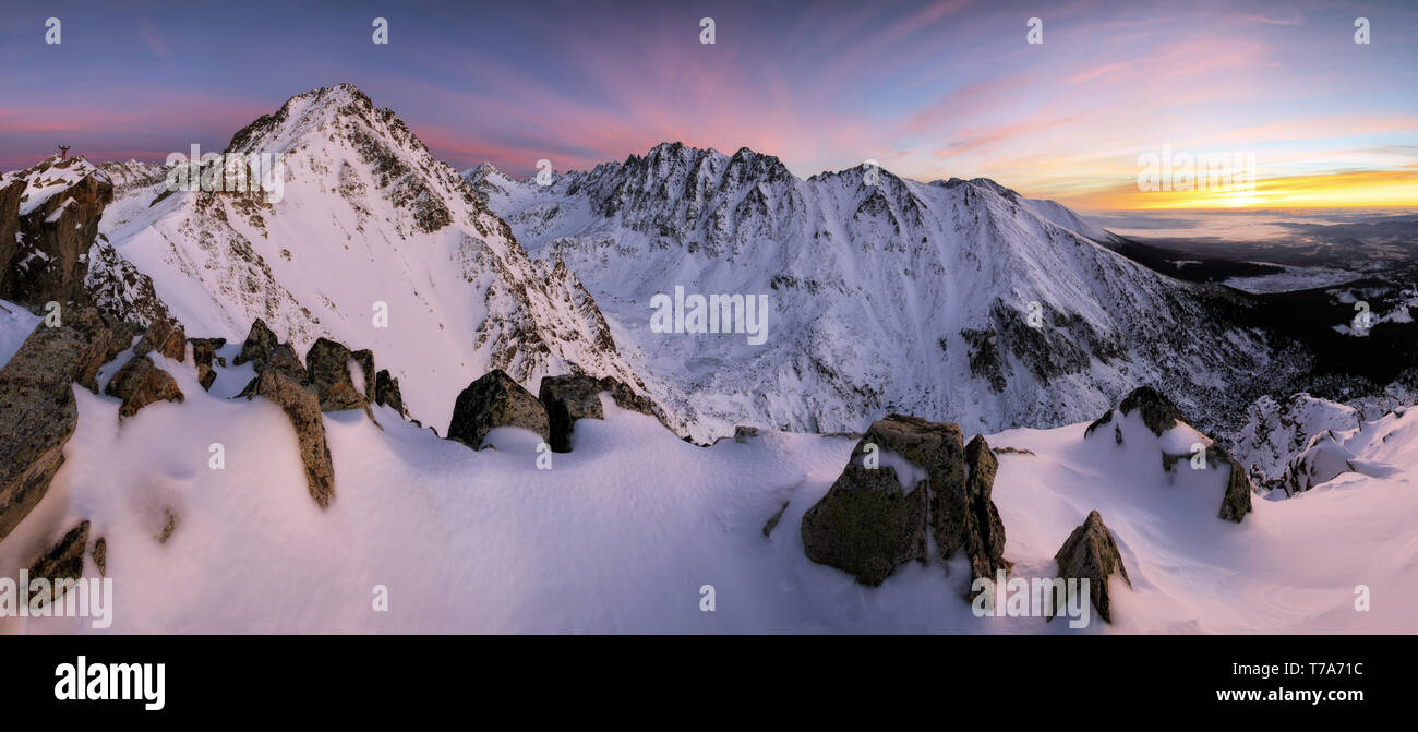 Montagne invernali sul tramonto Foto Stock