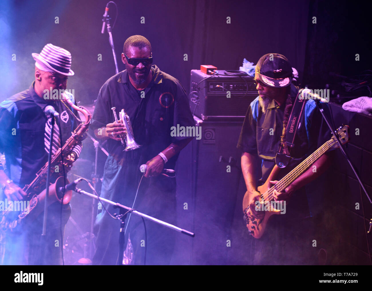 Fisbone membri originali Angelo Moore (sax), Walter Kibby (tromba) e Norwood Fisher (bass) Foto Stock