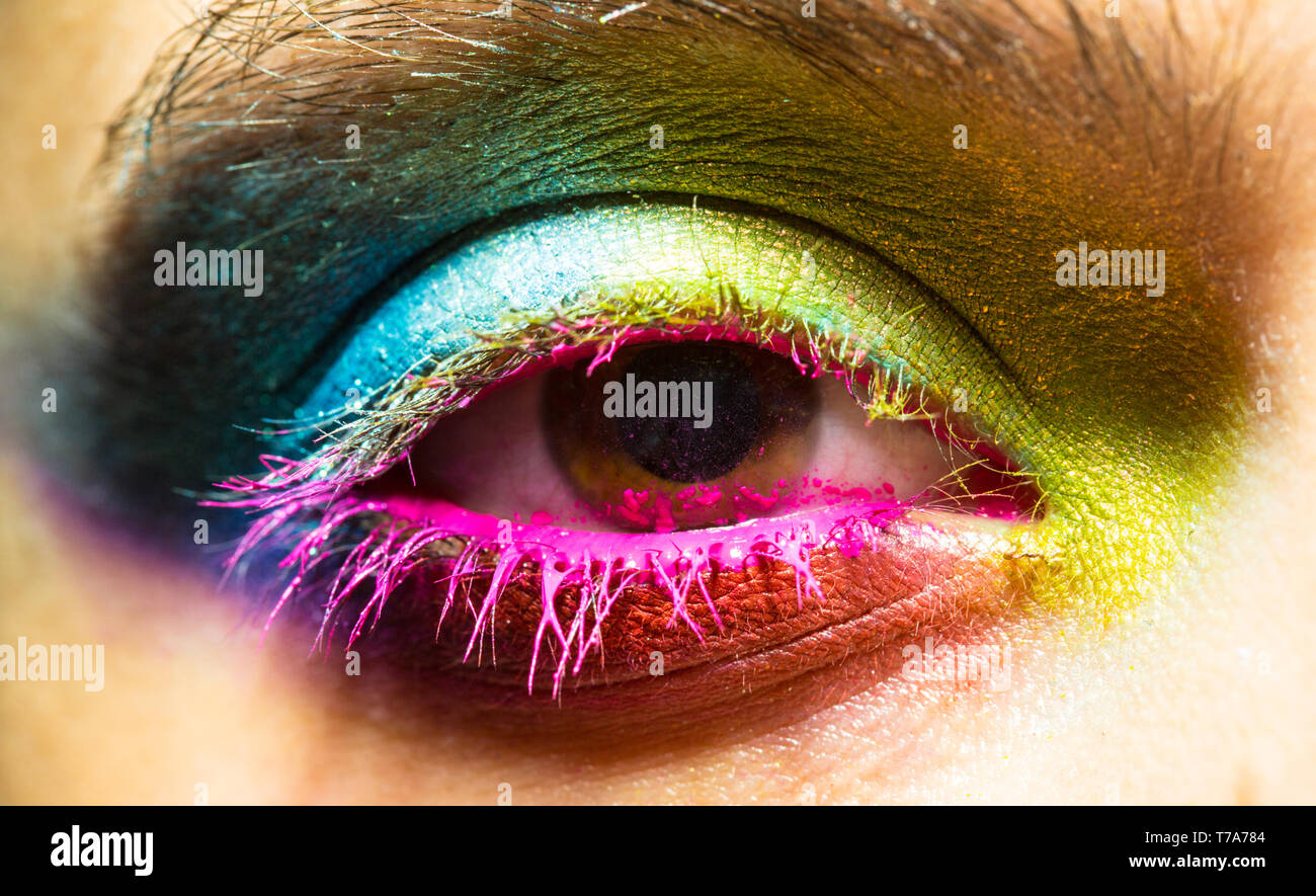 Occhio con luci al neon colorate di vernice il trucco di moda Foto Stock