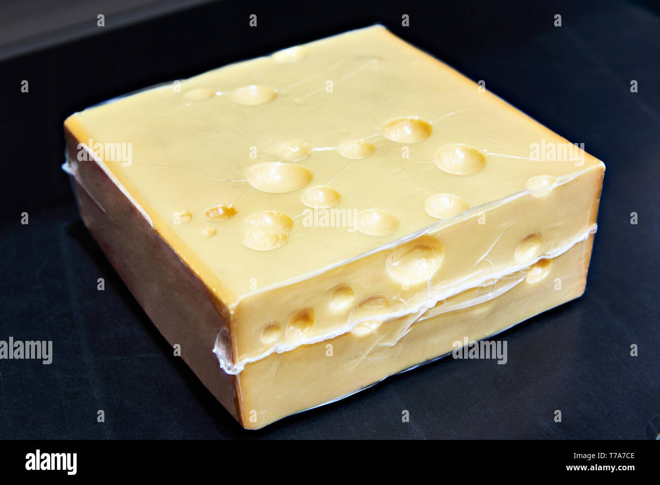 Pezzo di formaggio nel vuoto degli imballaggi in plastica Foto Stock