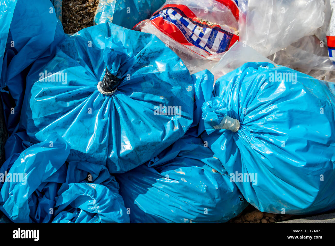 Sacchi per immondizia oggetto di dumping in un salto Foto Stock