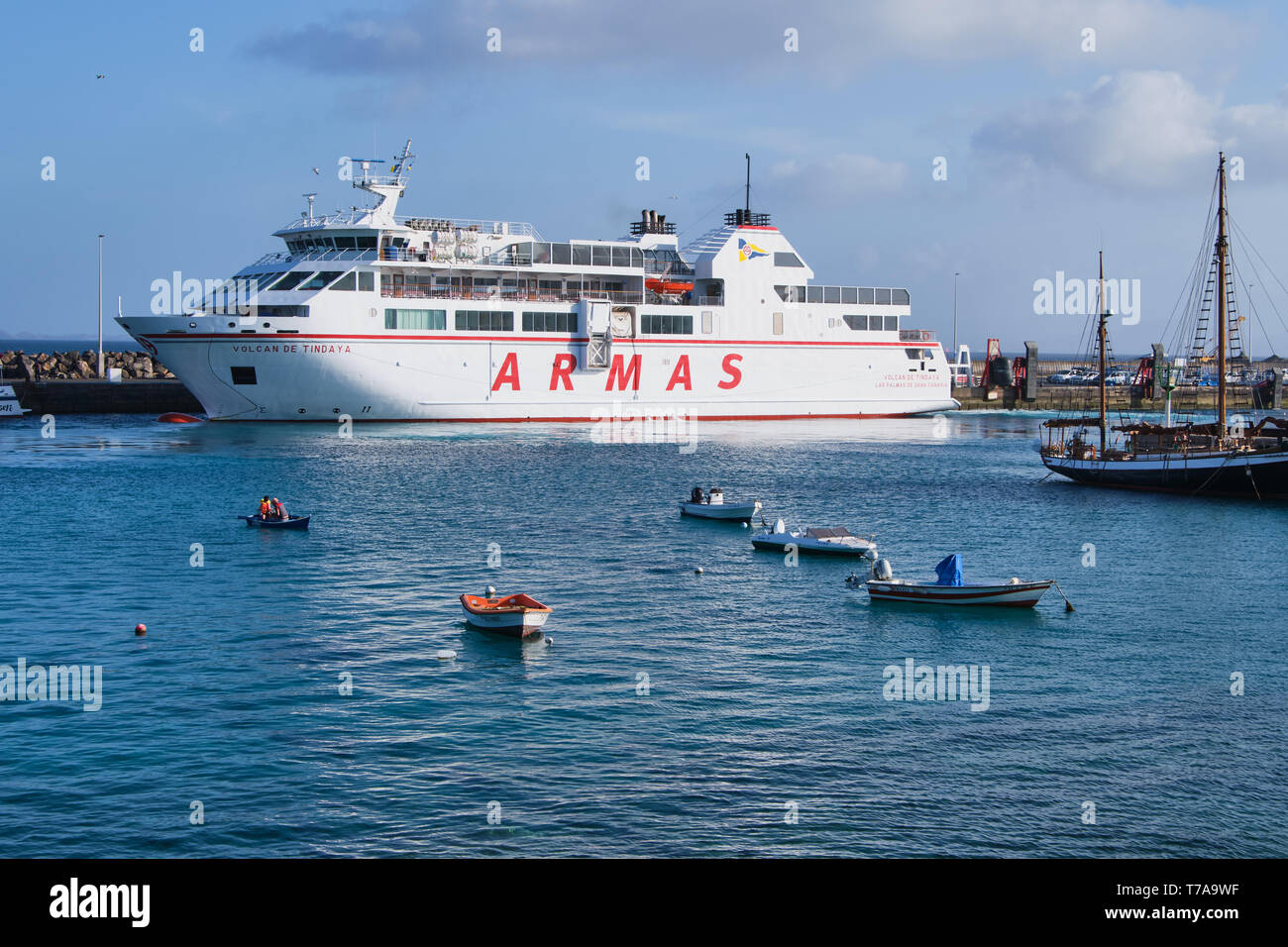 Playa Blanca, Lanzarote, Spagna: 28 Aprile 2019: Isole Canarie Armas traghetto nel porto di Playa Blanca. Naviga tra Playa Blanca Lanzarote e Foto Stock