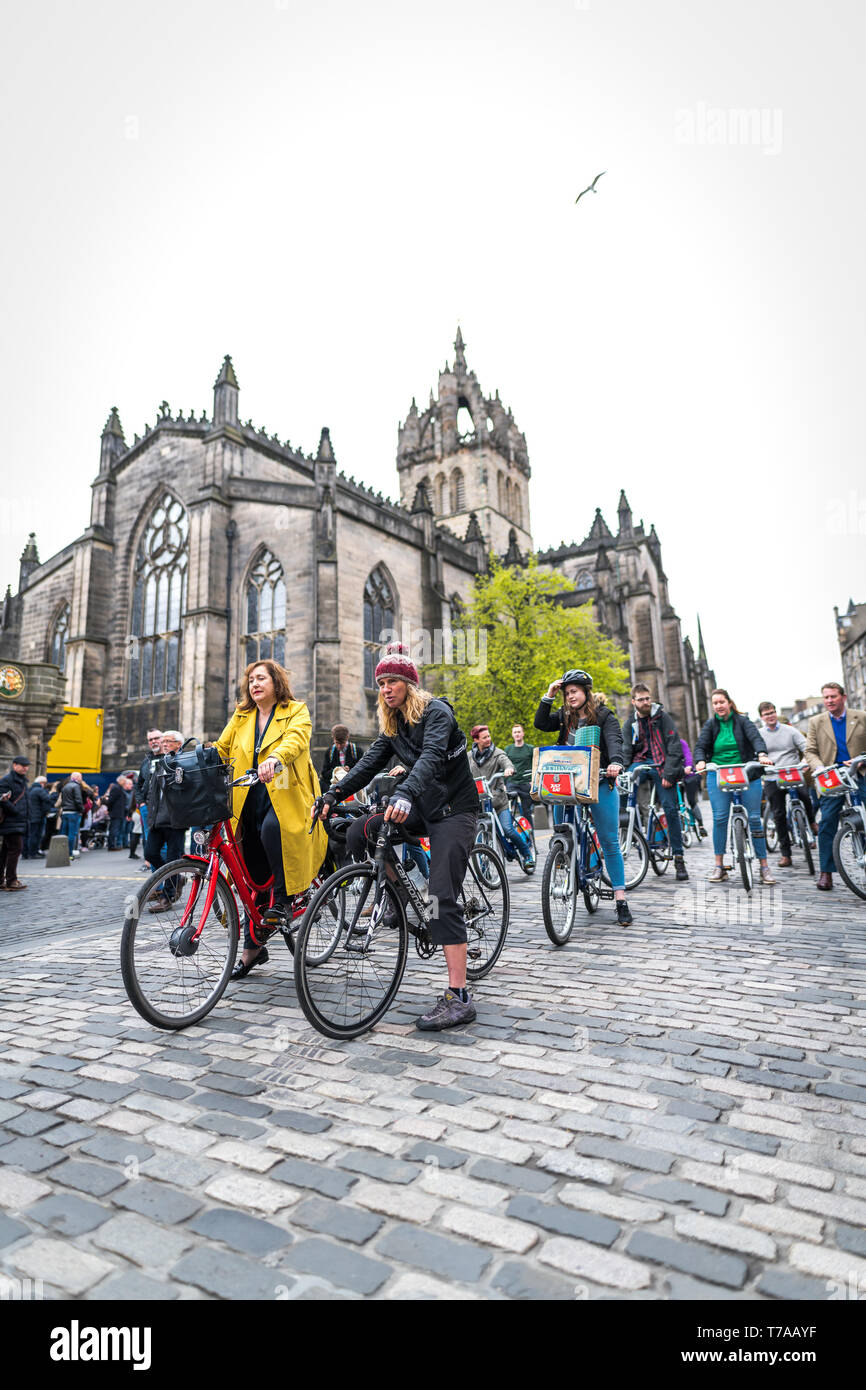 Sun 5 maggio 2019. Edinburgh, Regno Unito. Consigliere di Edimburgo Lesley Macinnes e nazione attiva il Commissario per la Scozia Lee Craigie ciclo fino al Royal Mile. Foto Stock