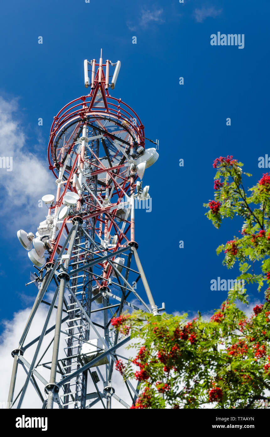 La torre delle comunicazioni. Stazione trasmittente di dettaglio. Le antenne. Blue sky. Acciaio da costruzione a traliccio. Un segnale a microonde di apparecchiature di trasmissione. Wireless Wifi. Foto Stock