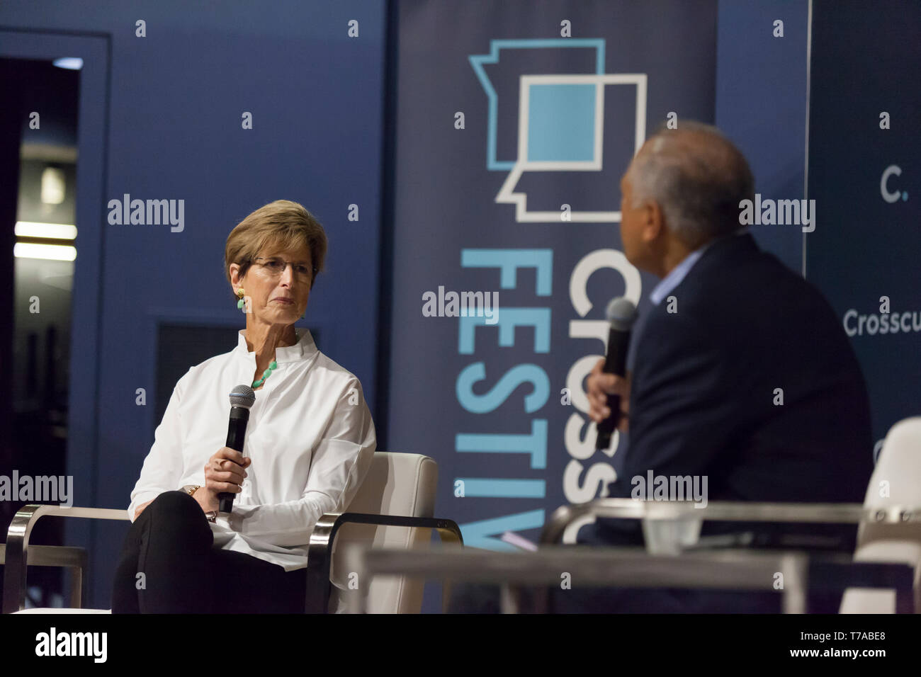 Seattle, Washington: Christine Todd Whitman prende domande durante una fireside chat della sezione trasversale del Festival. Enrique Cerna moderato la discussione wi Foto Stock