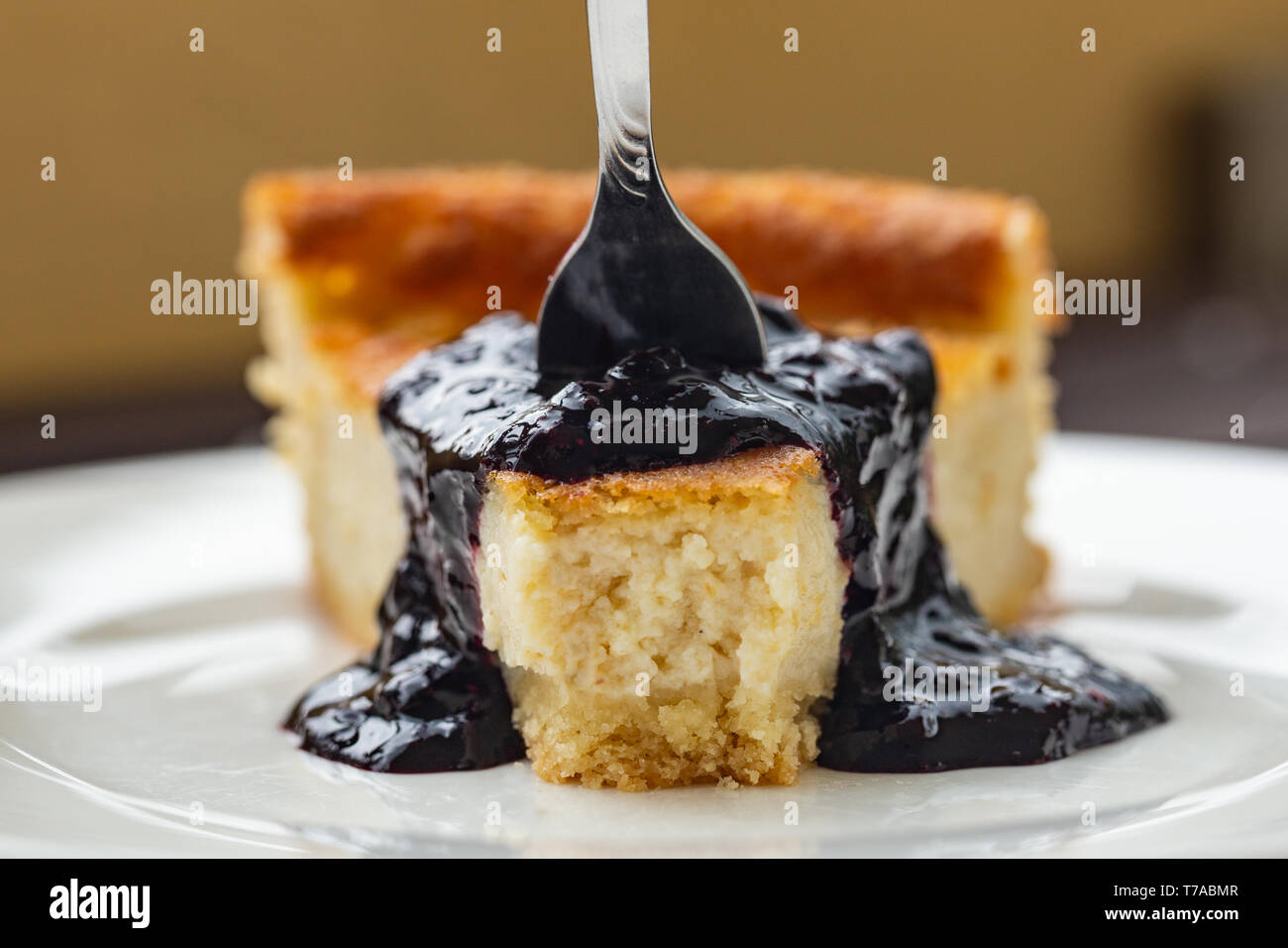 Anacardi e mandorla basato vegan cheesecake con salsa di mirtilli Foto Stock