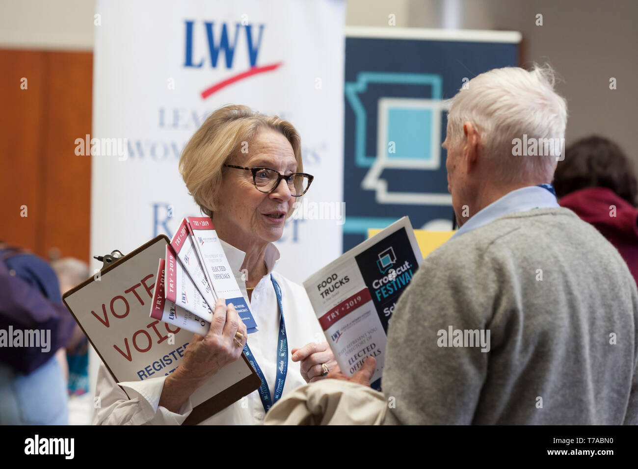 Seattle, Washington: Pamela Driscoll, un volontario con la Lega delle donne votanti, parla con i partecipanti circa la registrazione degli elettori presso la sezione trasversale Fest Foto Stock