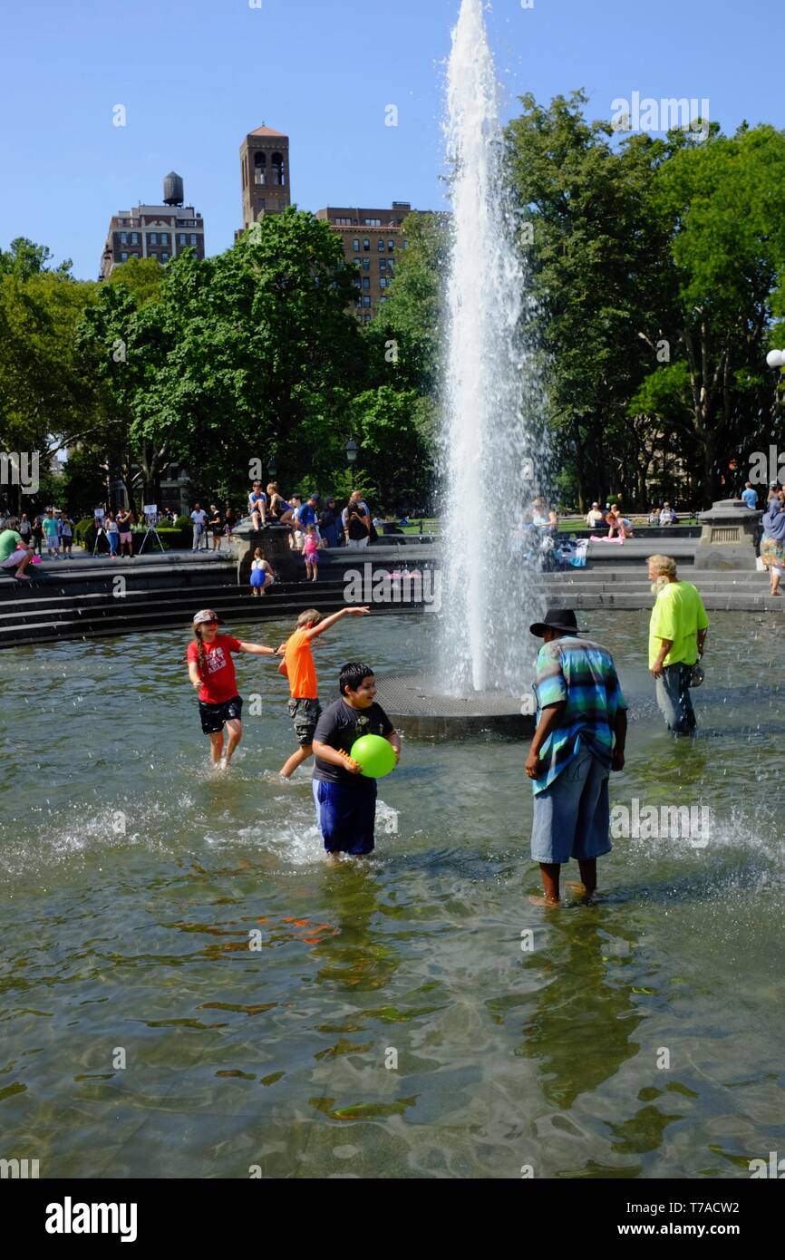 I bambini giocano all'interno della fontana in Washington Square Park.Greenwich Village. Manhattan. New York City.USA Foto Stock