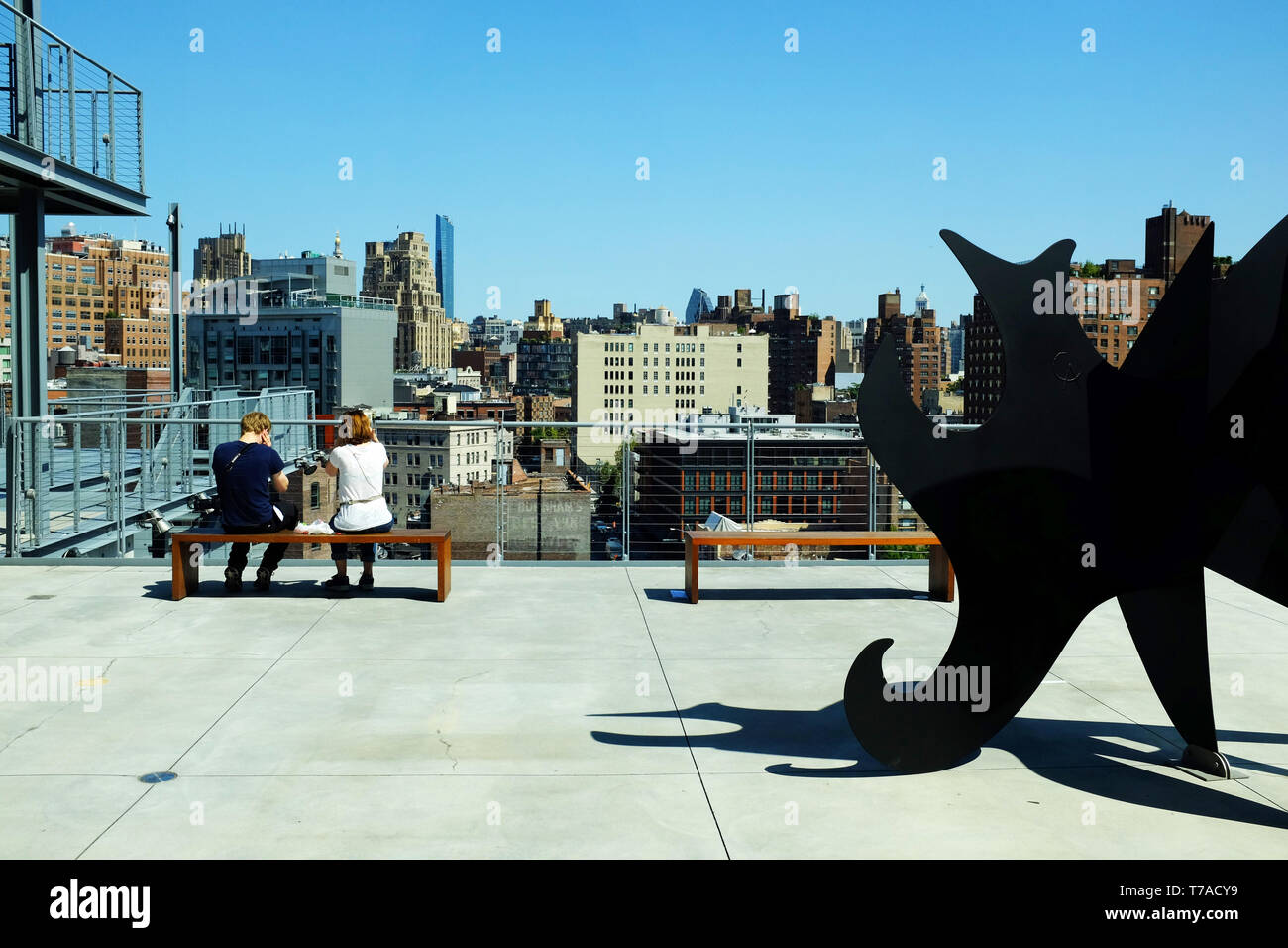 Gli ospiti sulla terrazza del Whitney Museum of American Art con Meatpacking District e il quartiere Chelsea di Manhattan in background. La città di New York. Foto Stock