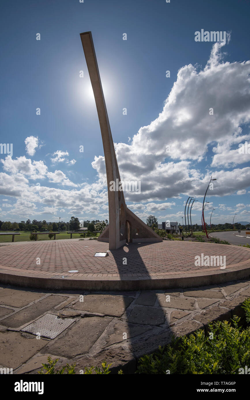 Il grande orologio solare nel NSW città regionale di Singleton, Australia. Costruito nel 2000 pesa 30 tonnellate ed è la più grande nell'emisfero meridionale Foto Stock