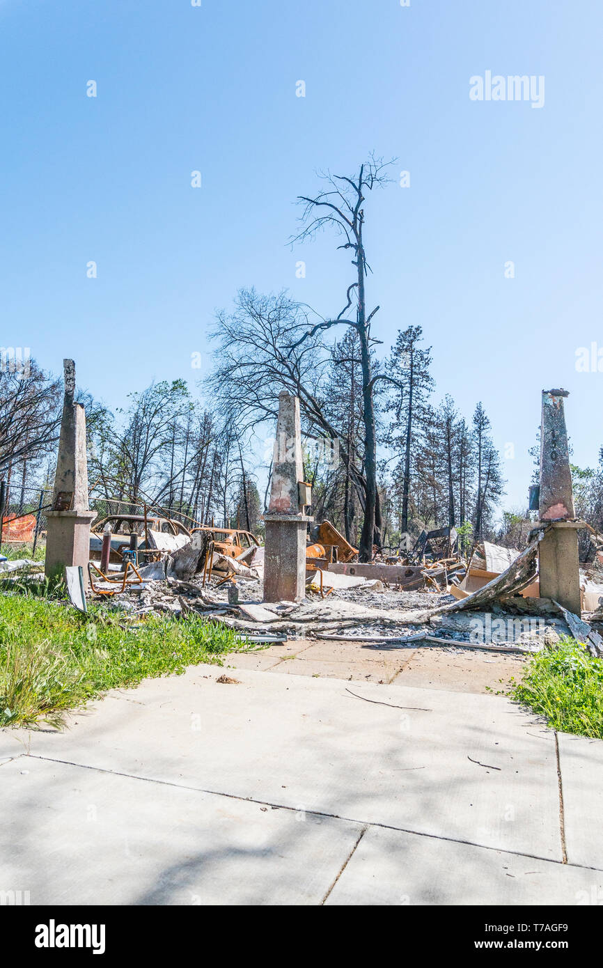 Tutto ciò che è a sinistra di una struttura dopo il fuoco di campo in paradiso, California sono colonne di cemento. Foto Stock