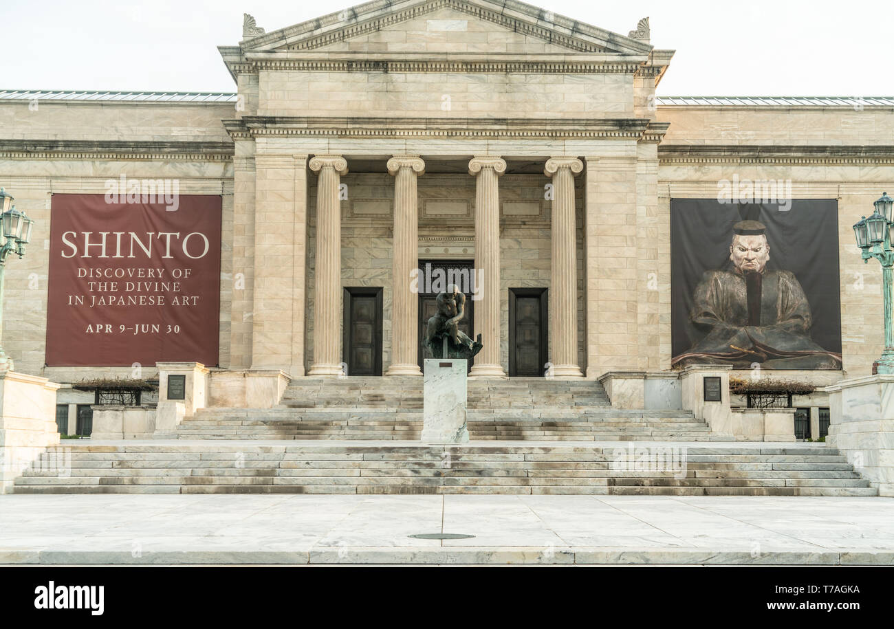 Cleveland, Ohio/STATI UNITI D'America - 1 Maggio 2019: Cleveland Museum of Art durante le prime ore del mattino con statua in posa di fronte. Foto Stock