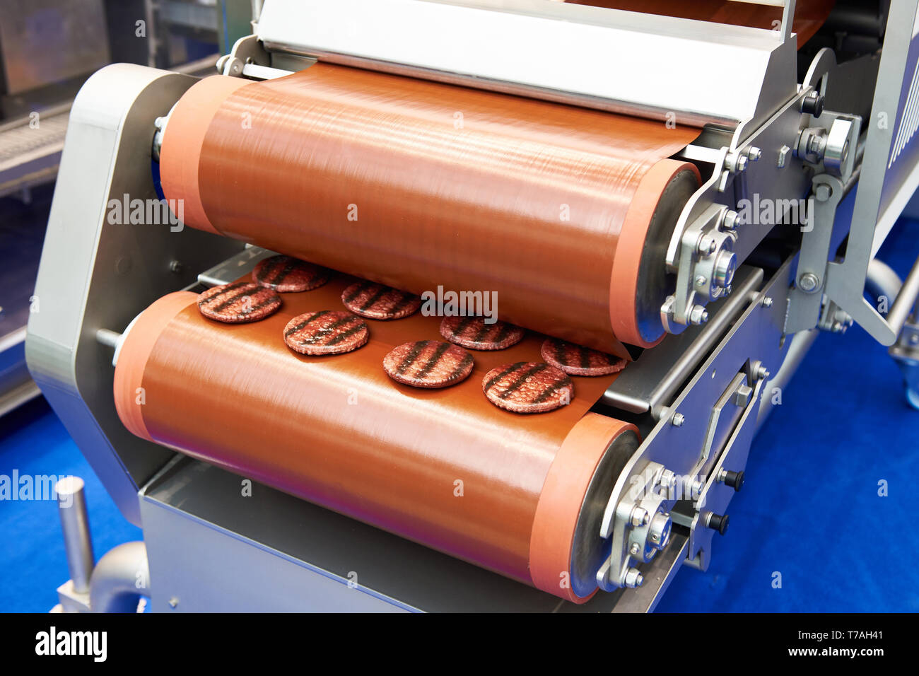 Forno trasportatore per contattare la tostatura di prodotti a base di carne Foto Stock