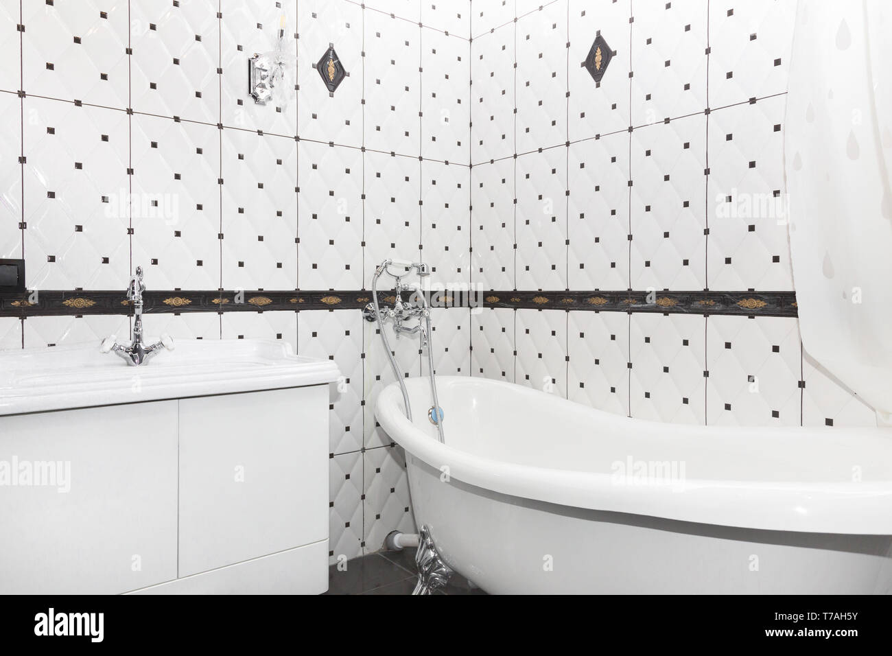 Bagno interno in stile art deco. Classic bagno e lavandino in combinazione con splendide piastrelle in ceramica. Foto Stock