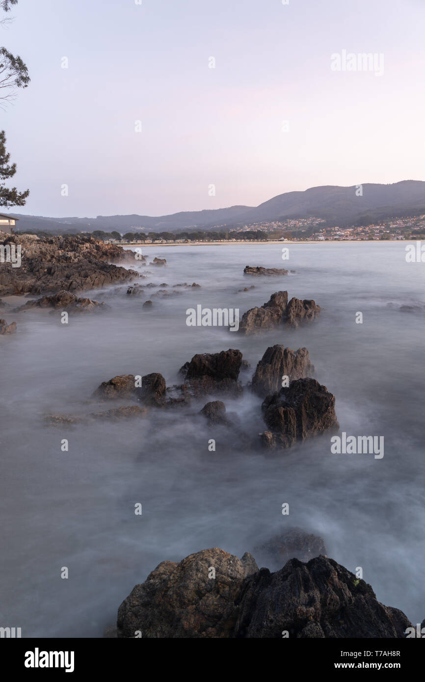 Costa del municipio di Nigran, con spiagge di sabbia fine e bianca e spiagge di diverse dimensioni. Di fronte a queste spiagge si possono vedere la città o Foto Stock