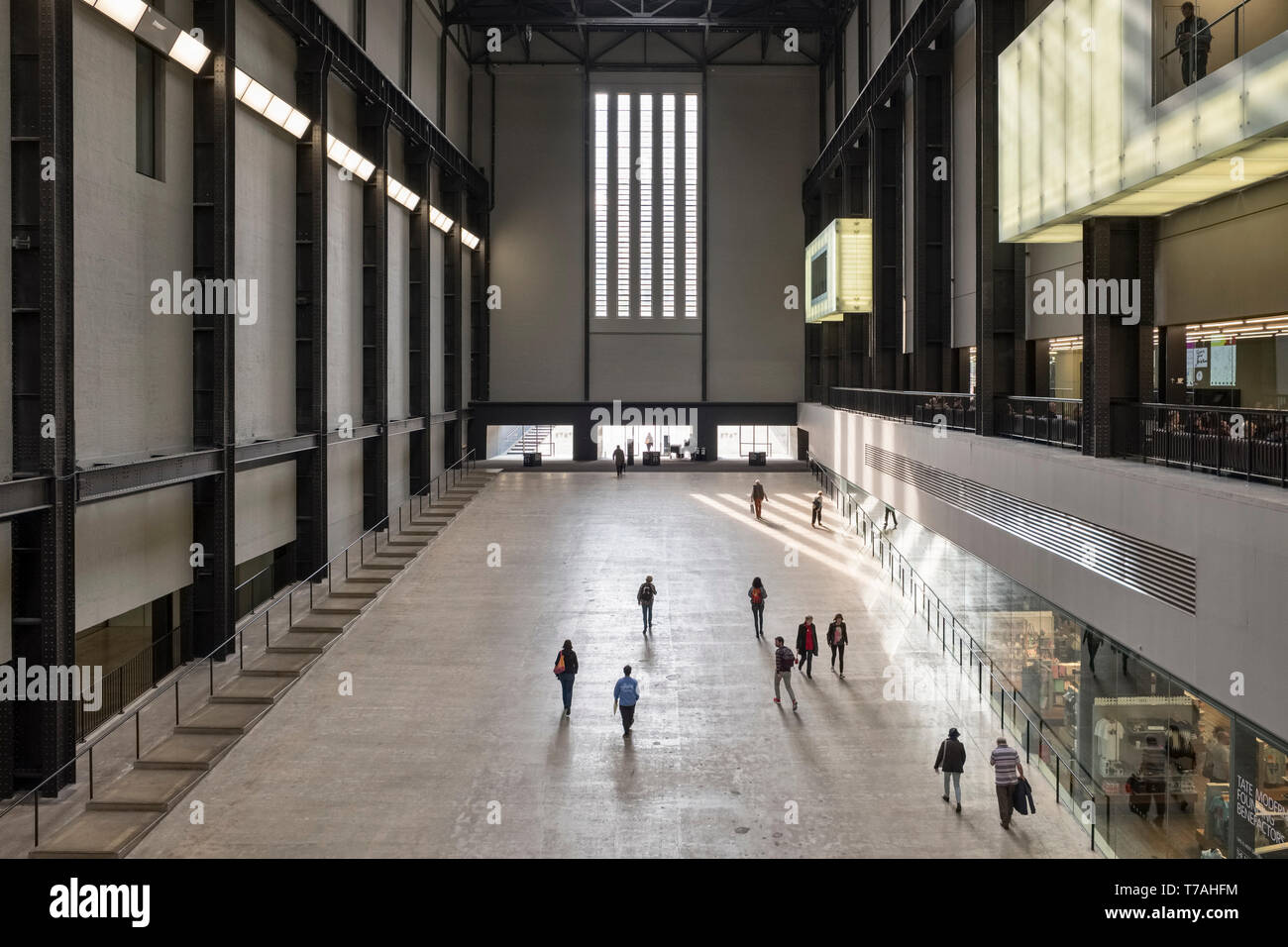 I visitatori sulla rampa di accesso al vasto Turbine Hall della Tate Modern, Bankside, London, Regno Unito Foto Stock