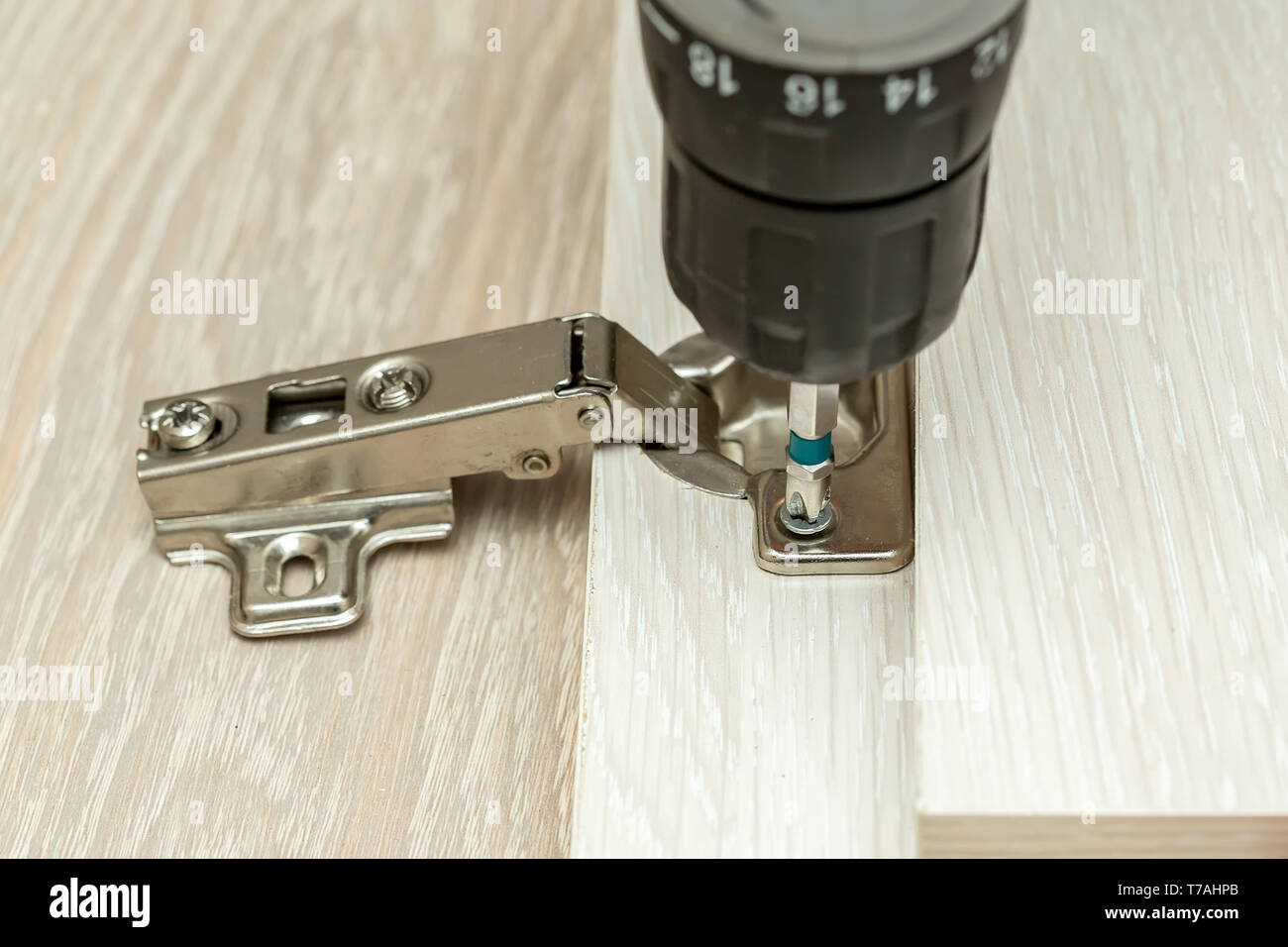 Sportello di fissaggio di cerniere per mobili. Fissaggio di cerniere per mobili Foto Stock