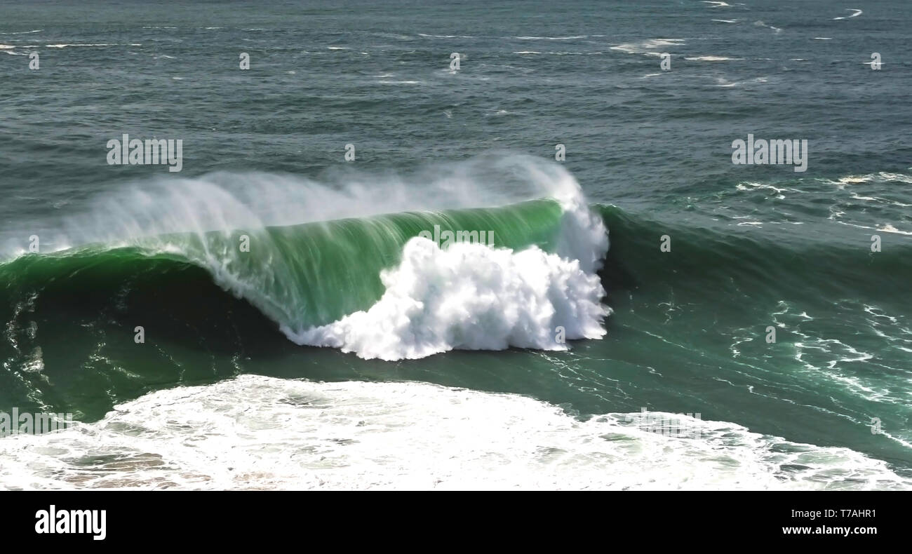 La potenza dell'Oceano Atlantico onde. Nazare, Portogallo Foto Stock