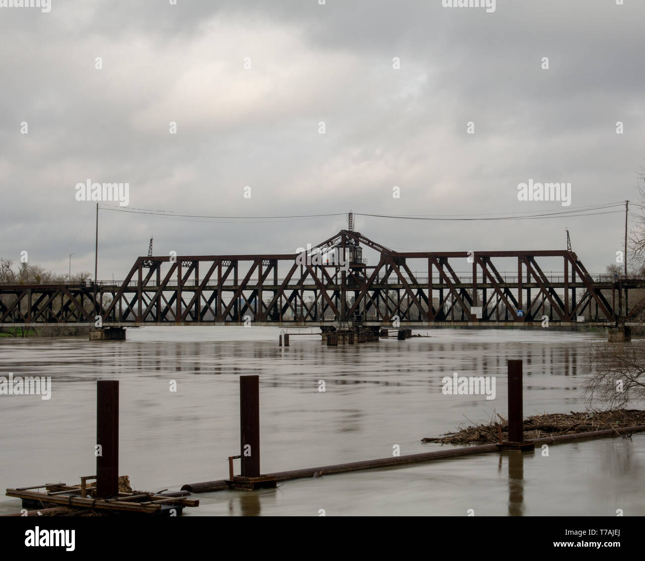 Vista panoramica del centro storico a traliccio metallico ponte girevole su I Street a Sacramento, California, collegamento Yolo County con la contea di Sacramento, su un pa Foto Stock