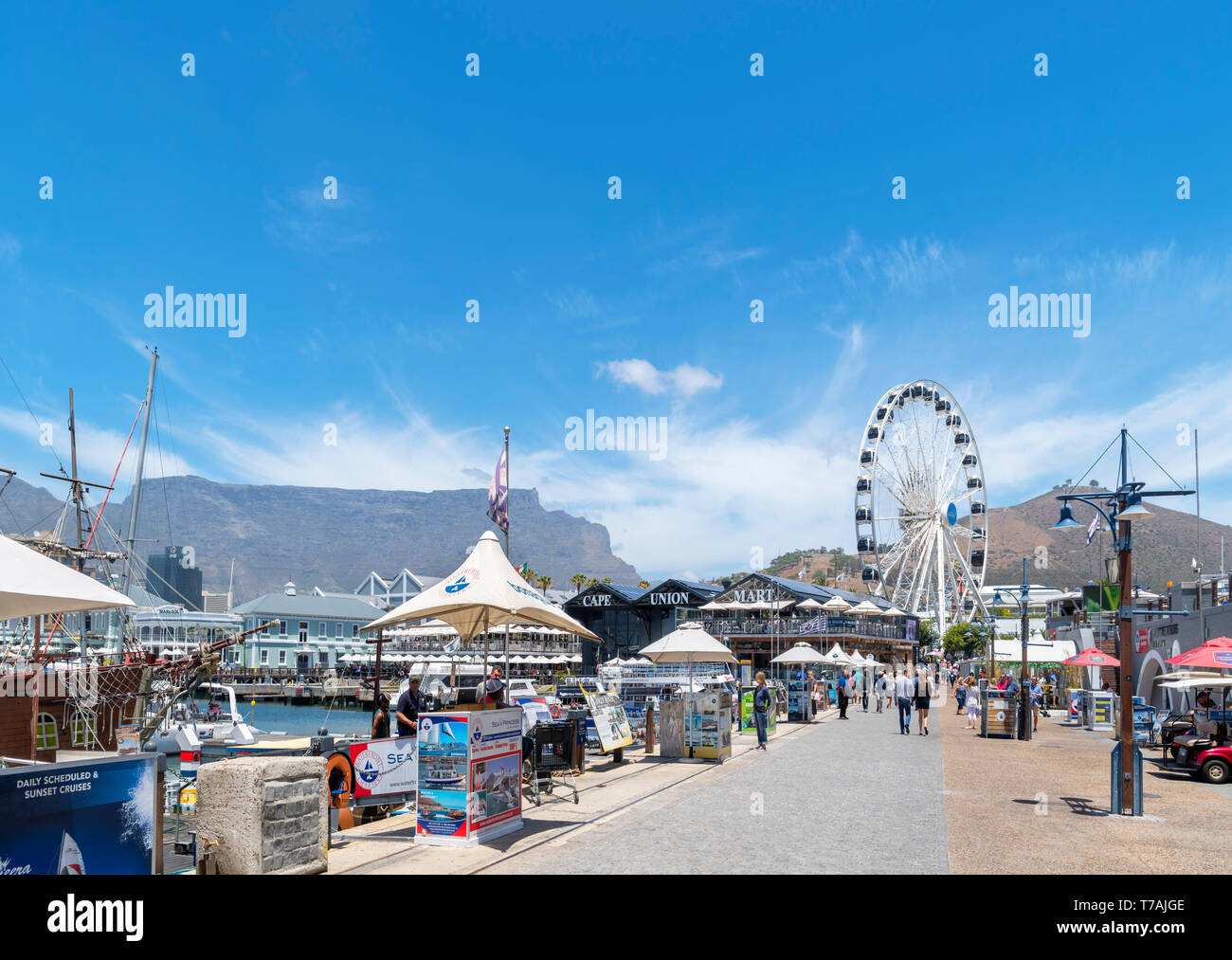 Il V & A Waterfront e guardando verso la Table Mountain e Cape ruota, Cape Town, Western Cape, Sud Africa Foto Stock