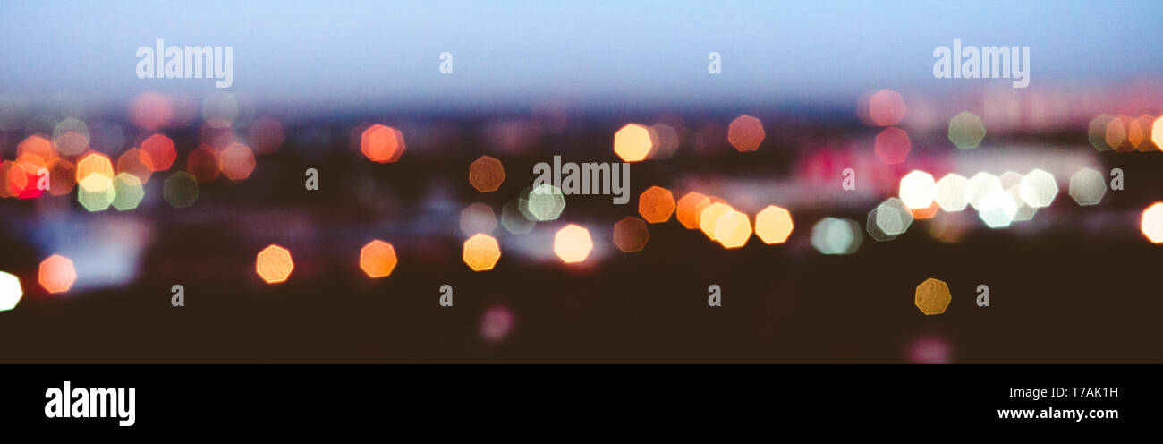 Luci della città la sfocatura bokeh di fondo Foto Stock