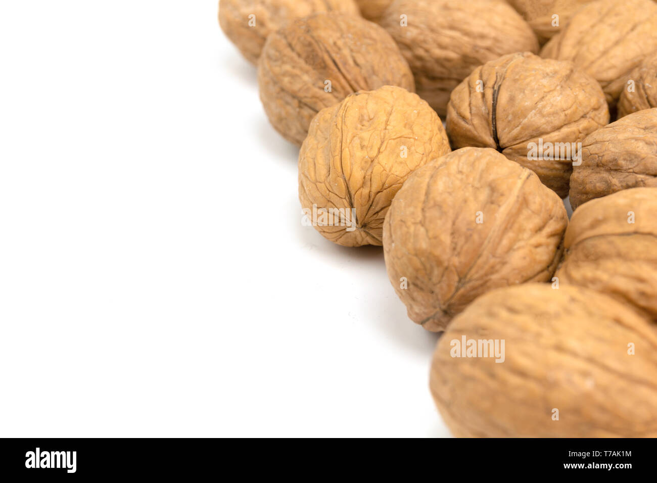 Close-up di le noci fresche isolati su sfondo bianco. I dadi sani con acidi grassi omega 3 e antiossidanti per una pelle bella e sana la vita. Foto Stock