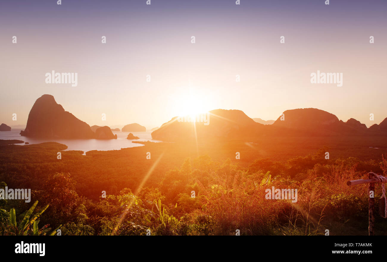Bellissimo paesaggio asiatico - tramonto sopra la foresta pluviale Foto Stock